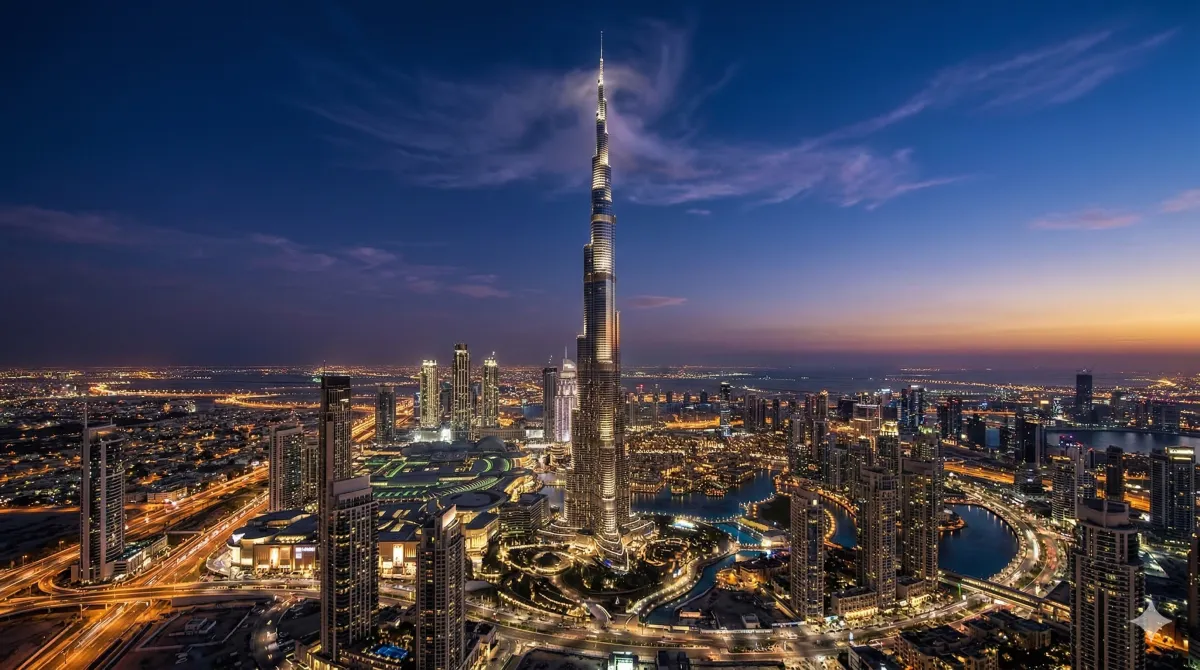 Vue nocturne de Dubaï avec Burj Khalifa et gratte-ciel illuminés